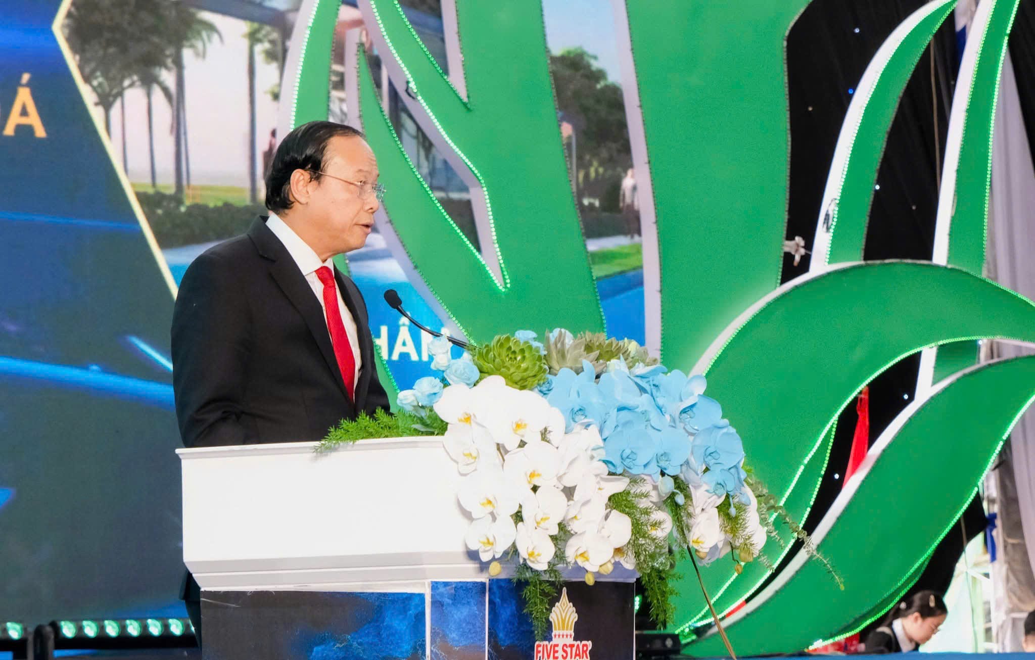 KHỞI CÔNG DỰ ÁN FIVE STAR POSEIDON Ông Nguyễn Văn Thọ, Chủ tịch UBND tỉnh Bà Rịa - Vũng Tàu cho rằng đây là một trong những dự án nghỉ dưỡng được kỳ vọng làm thay đổi diện mạo phố biển.