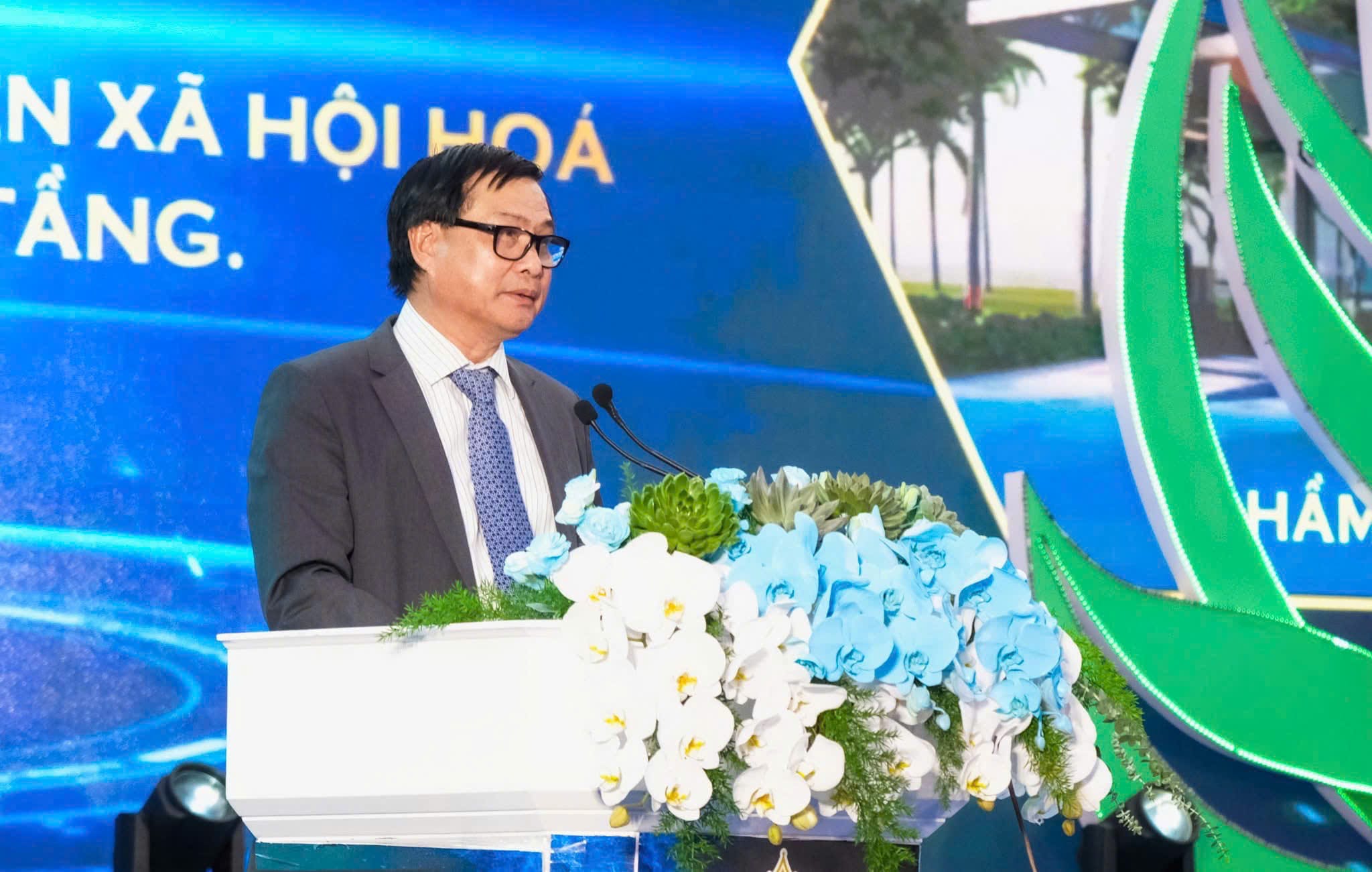 KHỞI CÔNG DỰ ÁN FIVE STAR POSEIDON Ông Nguyễn Bá Dương, Chủ tịch sáng lập SOL E&C và Newtecons đã đại diện Tổng thầu Thiết kế và Thi Công cam kết với chủ đầu tư và lãnh đạo địa phương sẽ hoàn thành công trình đúng tiến độ với chất lượng tốt nhất